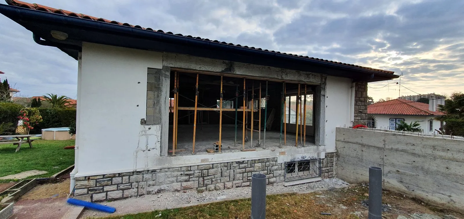 Façade percée pour la grande baie, soutenue par des étais pendant les travaux